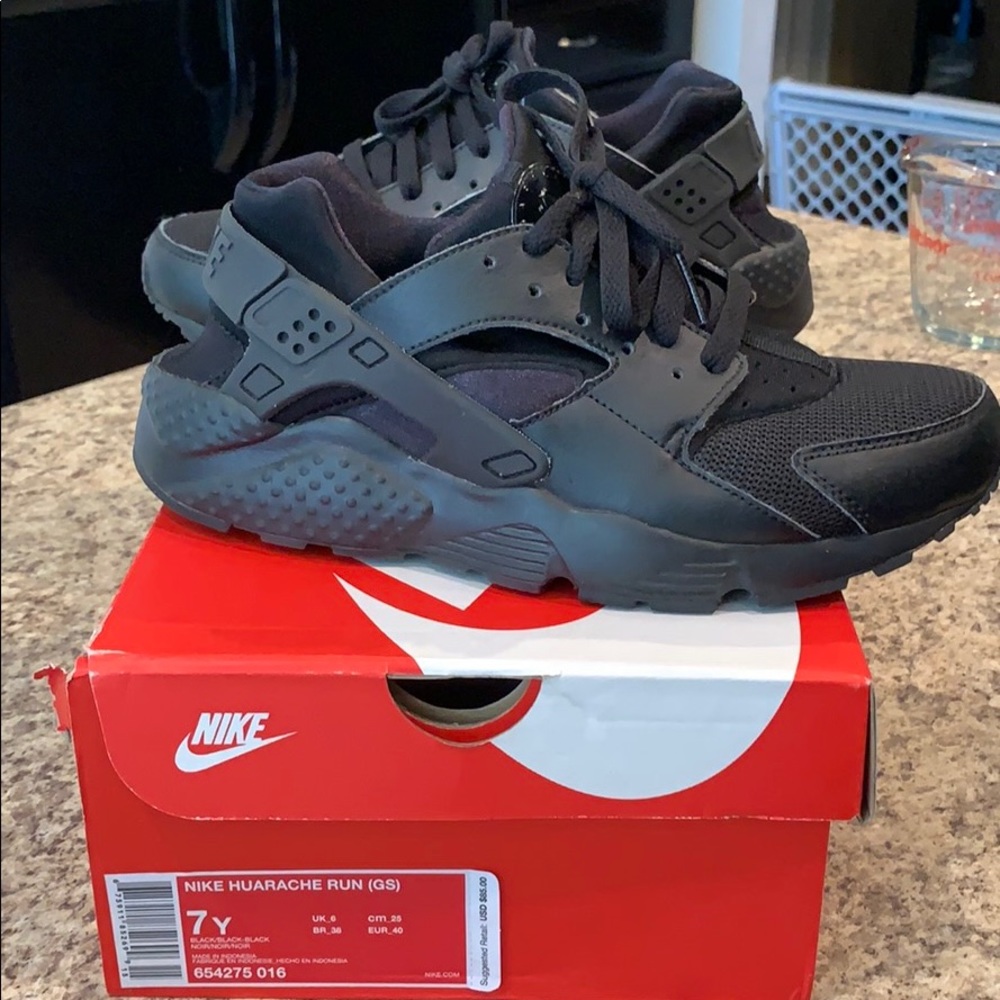 Black nike huaraches size 7y